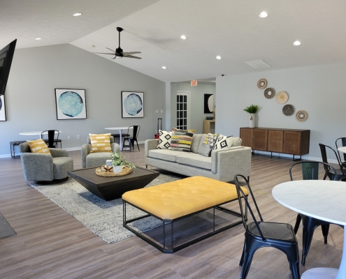 Community lounge with tables and chairs at Lynhurst Park Apartments